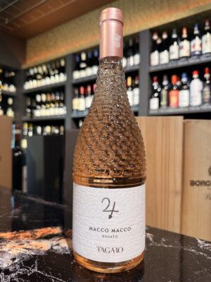 Fles Tagaro Macco Macco Rosé uit Puglia, elegante Italiaanse rosé van Negroamaro en Susumaniello.