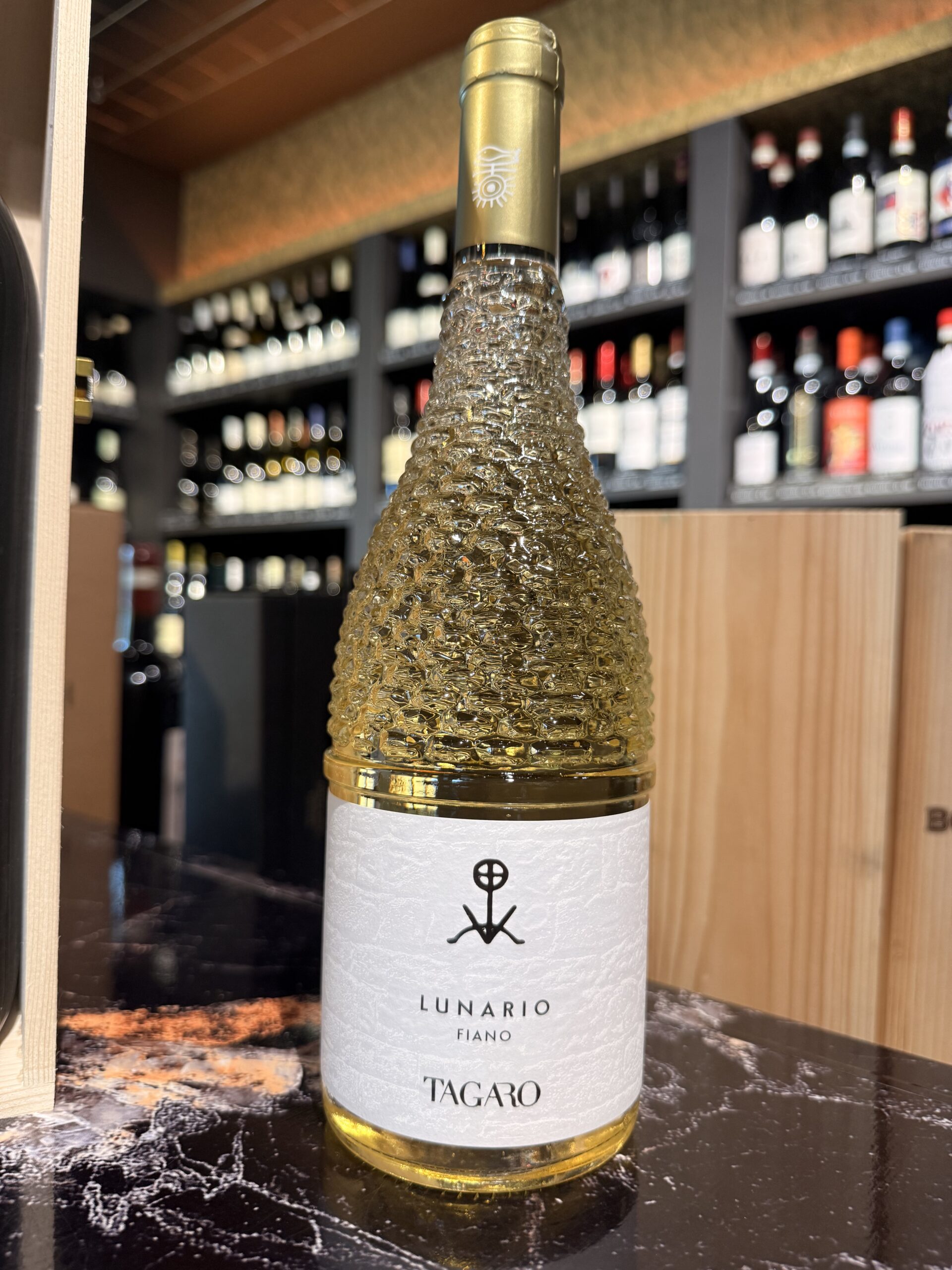 Tagaro Lunario Fiano Bianco 1 Fles Tagaro Lunario Fiano Bianco uit Puglia, elegante Italiaanse witte wijn van 100% Fiano.