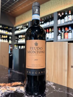 Fles Feudo Montoni Vrucara Prephylloxera Nero d'Avola, iconische Siciliaanse rode wijn van prephylloxera-wijnstokken.