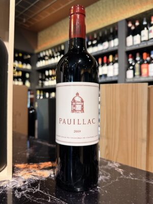 Fles Pauillac de Château Latour 2019, elegante Bordeaux uit Pauillac van het prestigieuze Château Latour.