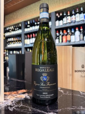 Exclusieve Chardonnay van Tasca d'Almerita afkomstig van Tenuta Regaleali in Sicilië. Elegant, krachtig en verfijnd met rijp fruit, subtiele houttonen en een lange minerale afdronk.